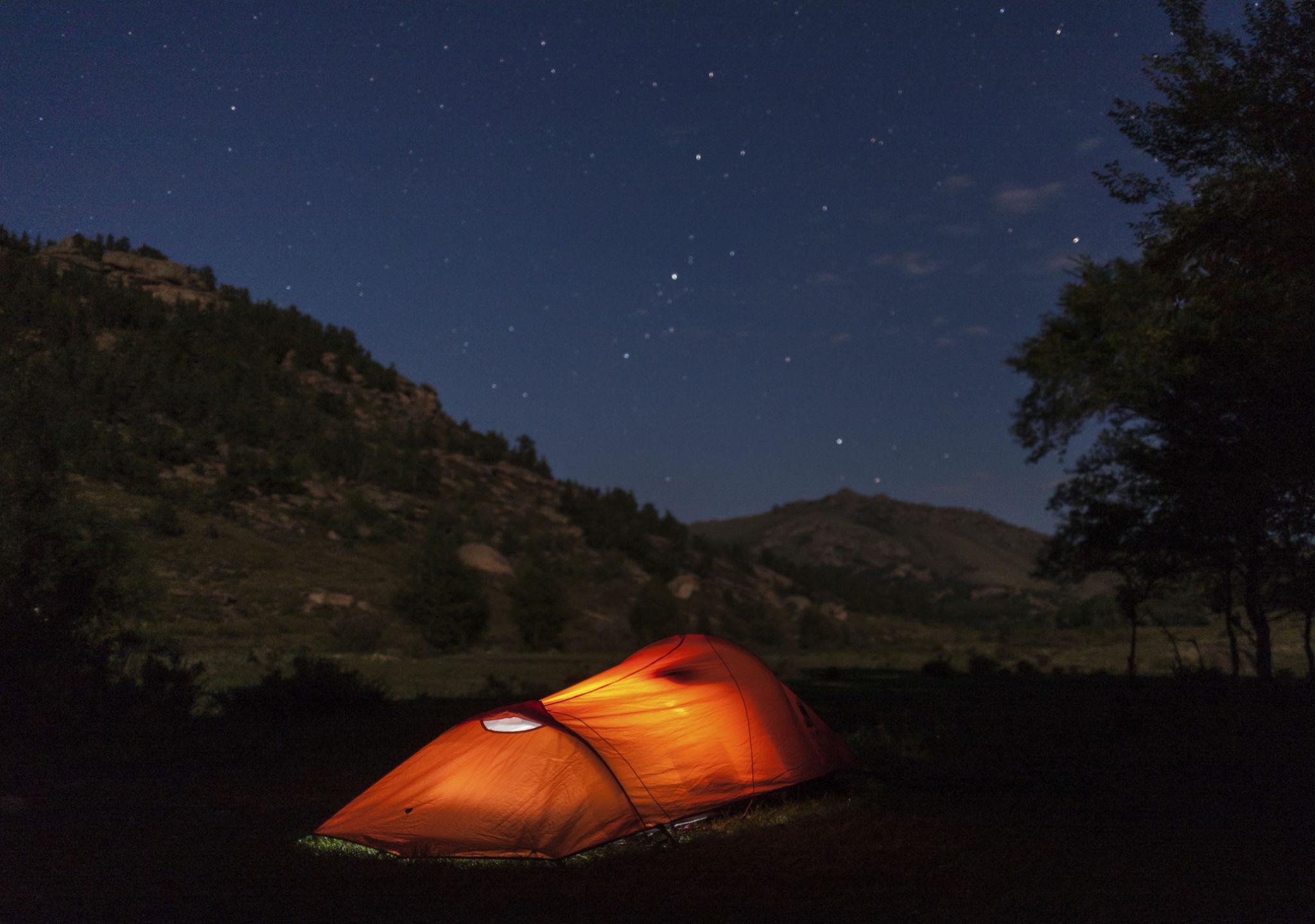 从傍晚到清晨的露营环境变化