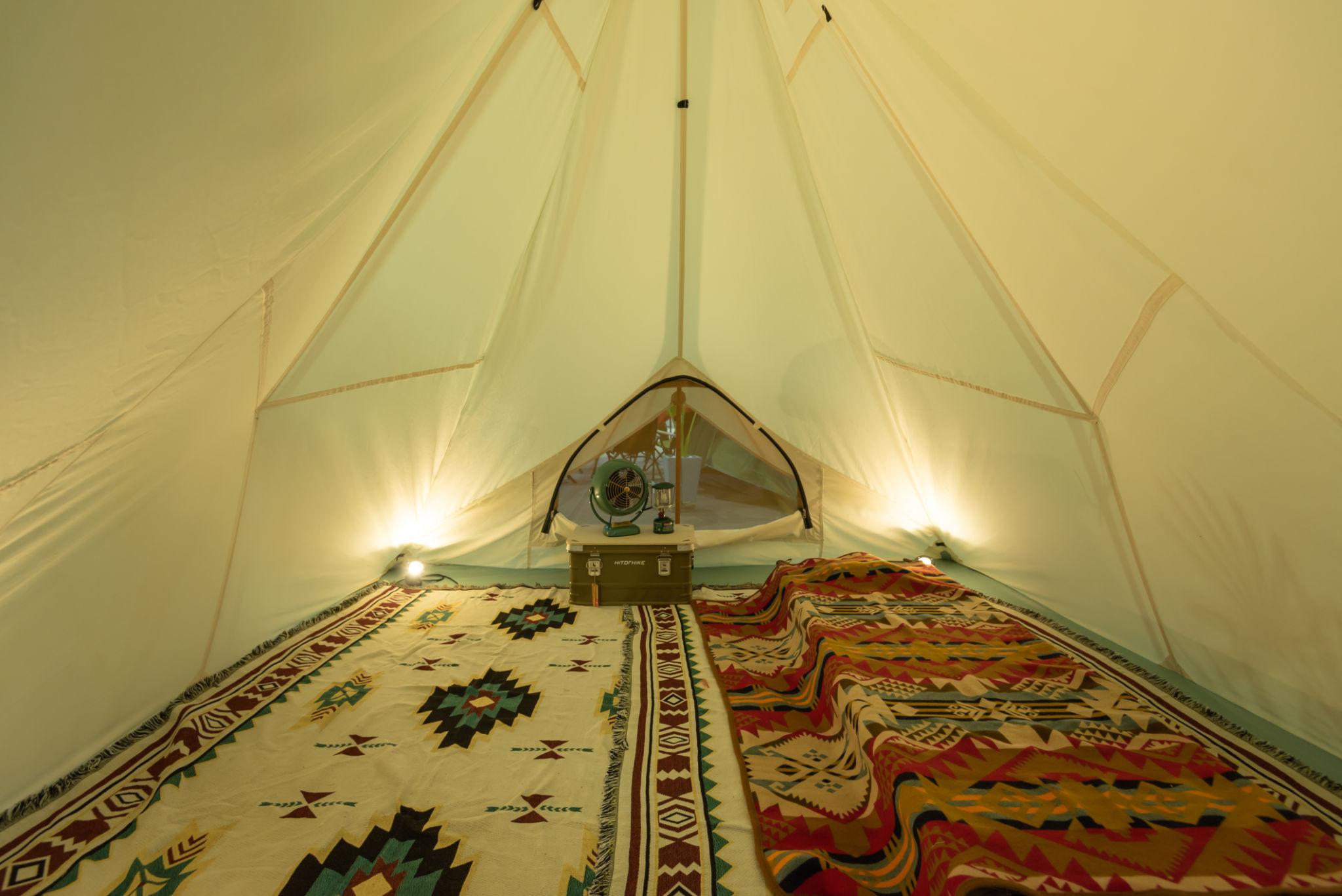 帐篷内部夜晚视角，从睡袋中看出去