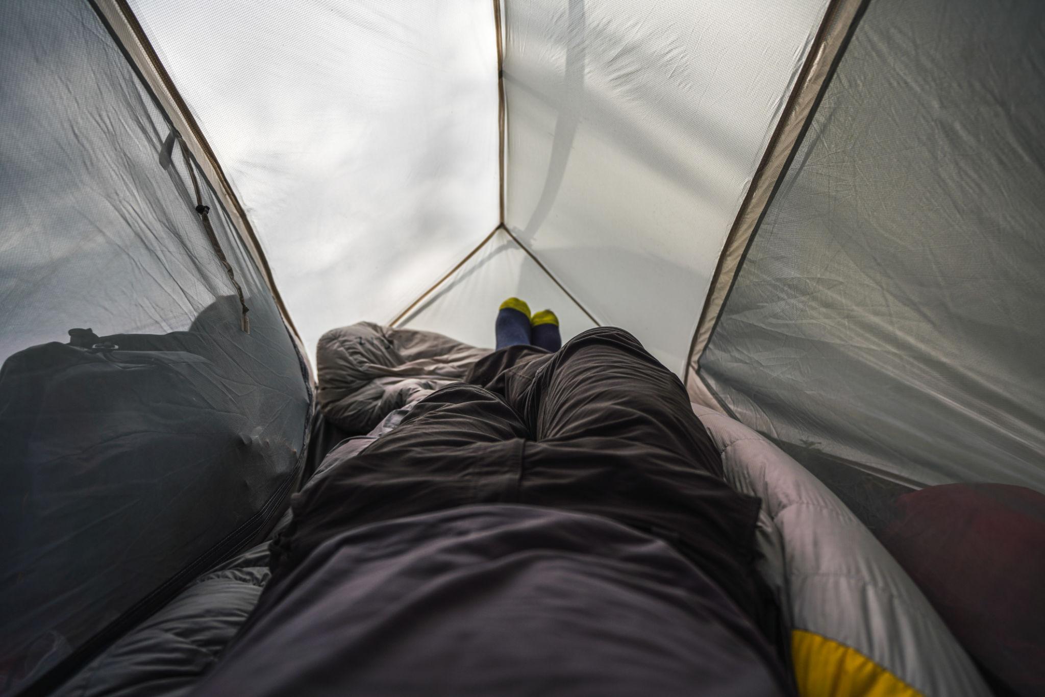 小帐篷内部狭窄空间视角
