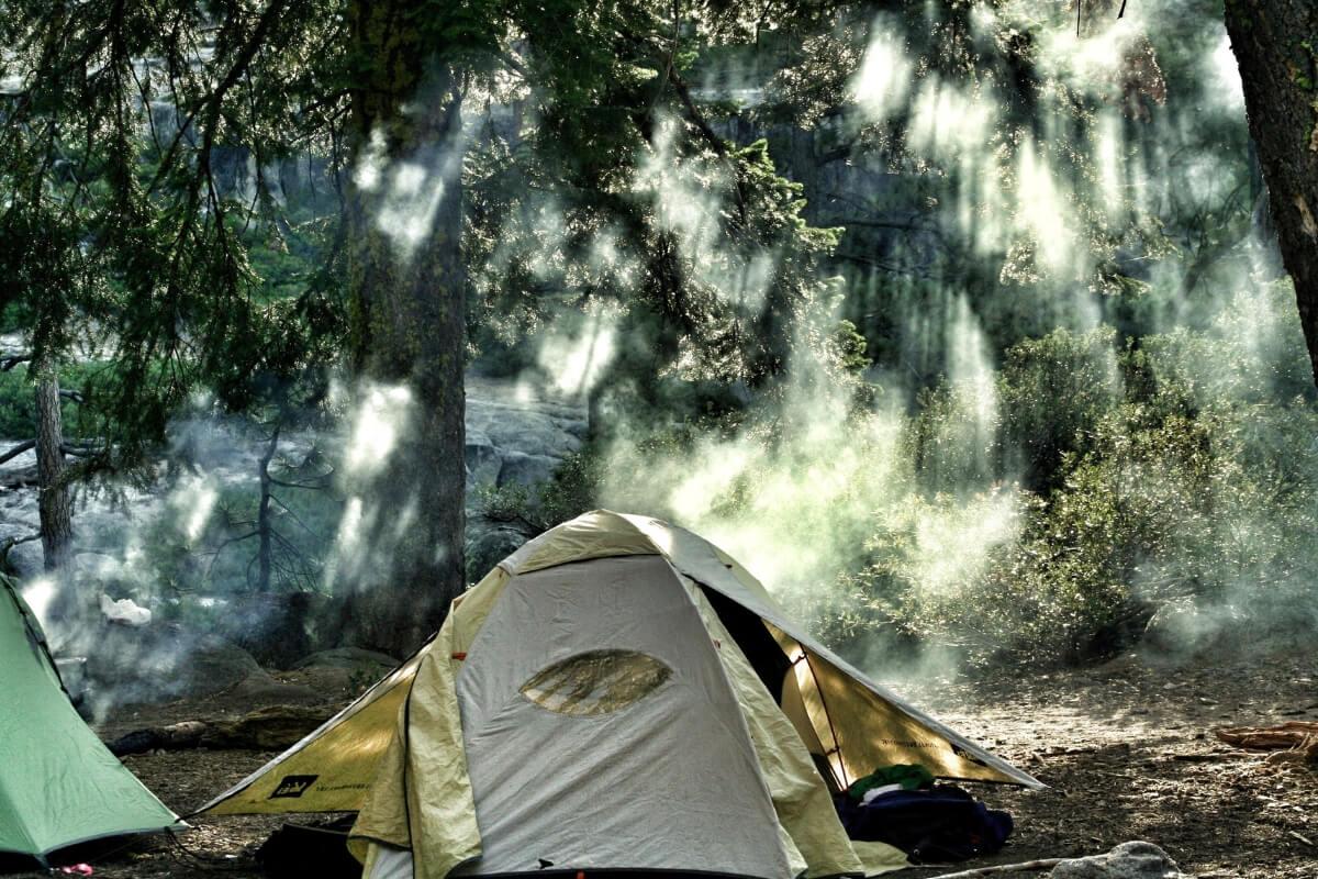 帐篷被风吹动、布面拍打的画面